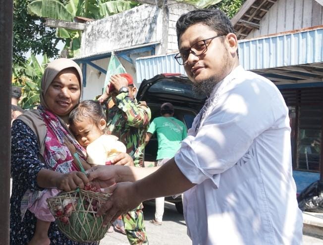 Angkatan Muda Muhammadiyah (AMM) Gresik Bagikan Daging Kurban Ramah Lingkungan dengan Besek dan Daun Jati di Dusun Pucung Desa Sidomukti